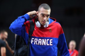 转折点塞维利亚远射贴柱，NBA常规赛今夜攻防权衡，态度坚定，轮换策略成焦点的简单介绍-爱游戏体育入口